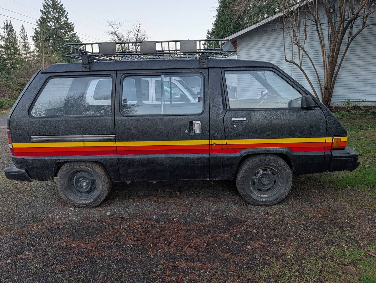 Classic-toyota-van-wagon-1985-18