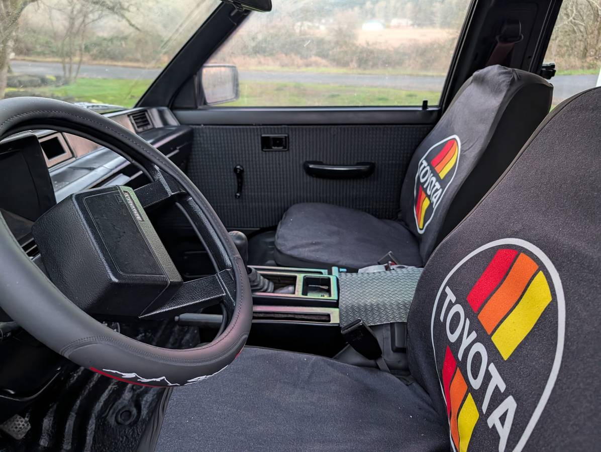 Classic-toyota-van-wagon-1985-3