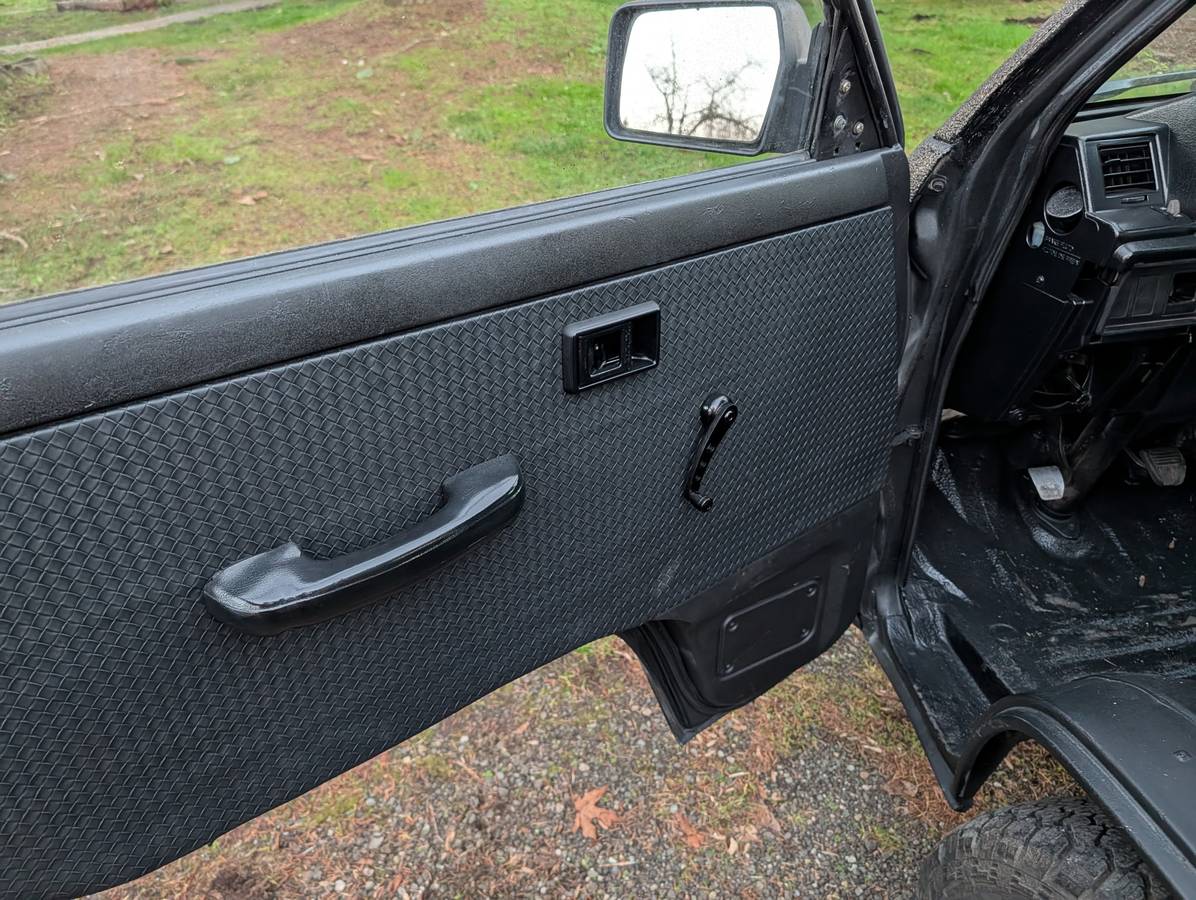 Classic-toyota-van-wagon-1985-4