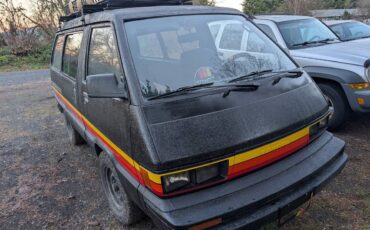 Classic-toyota-van-wagon-1985-5