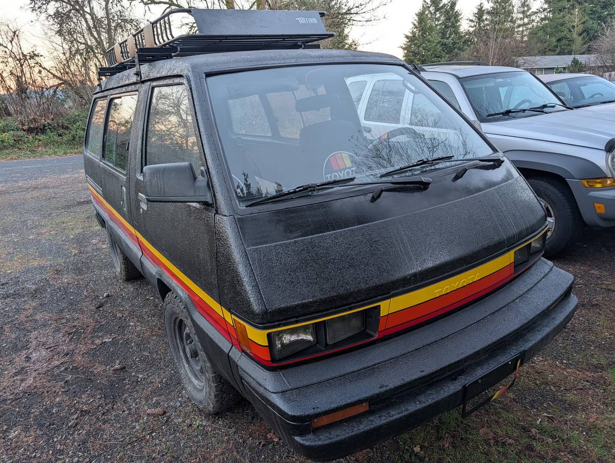 Classic-toyota-van-wagon-1985-5