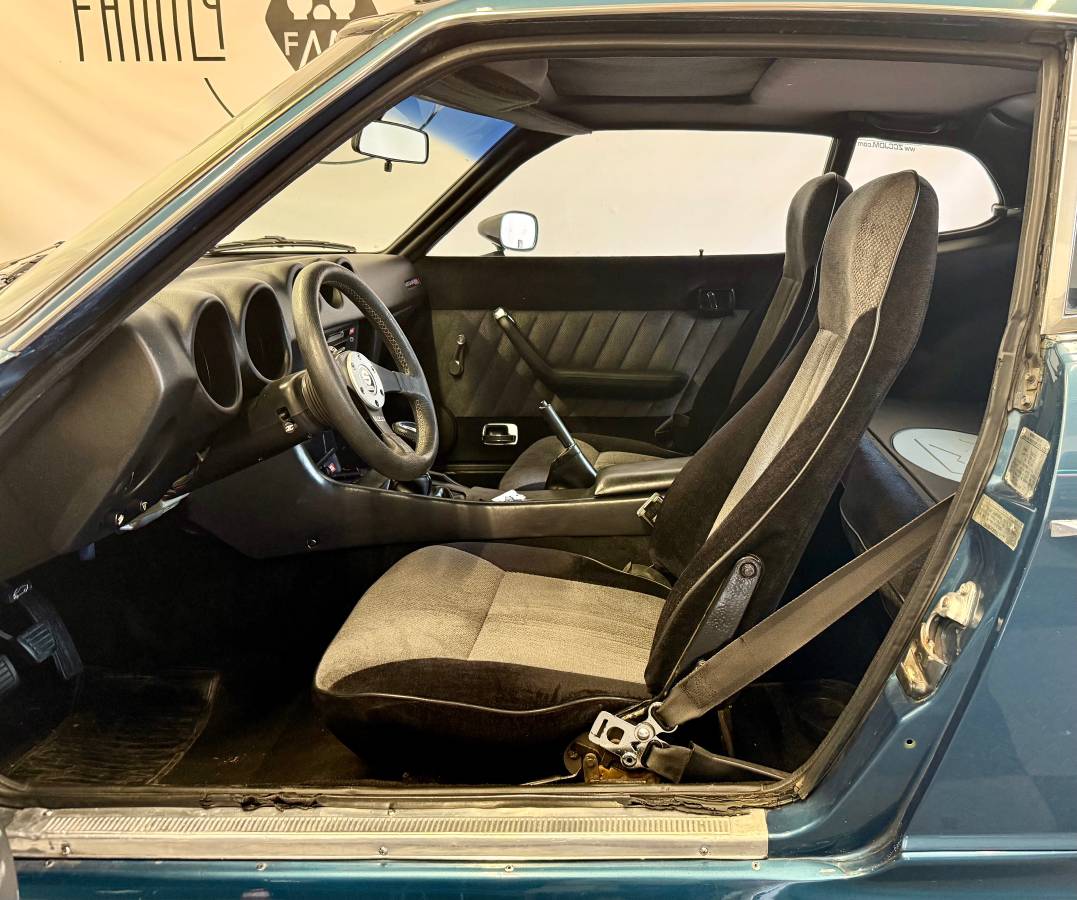 Datsun-280z-1976-custom-12