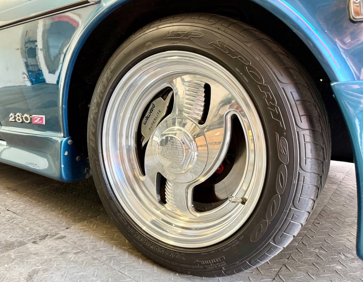 Datsun-280z-1976-custom-21