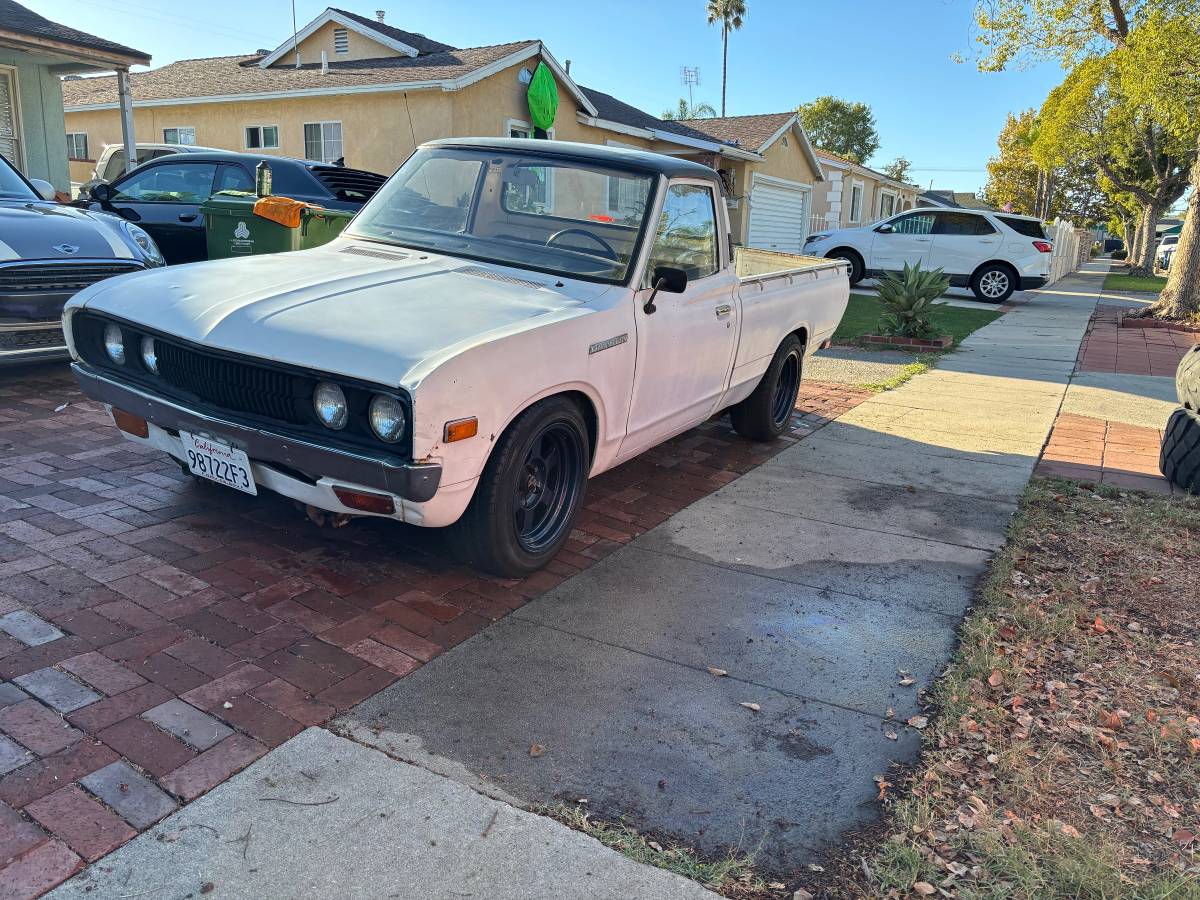 Datsun-620-1974-white-2