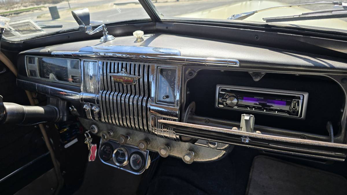 Desoto-s11-1946-yellow-17
