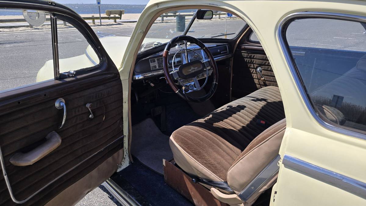 Desoto-s11-1946-yellow-18