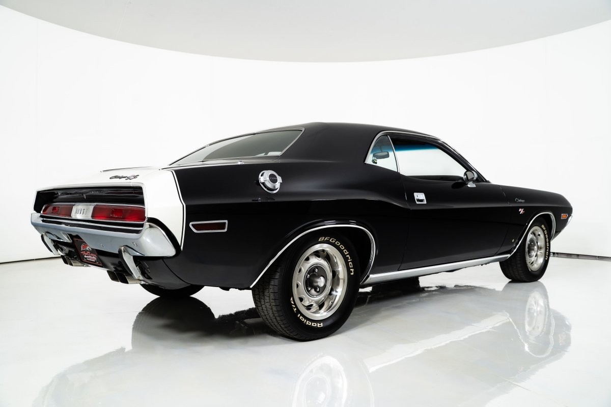 Dodge-Challenger-1970-Coupe-13