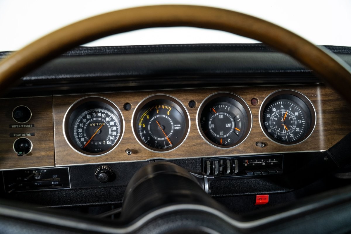 Dodge-Challenger-1970-Coupe-24