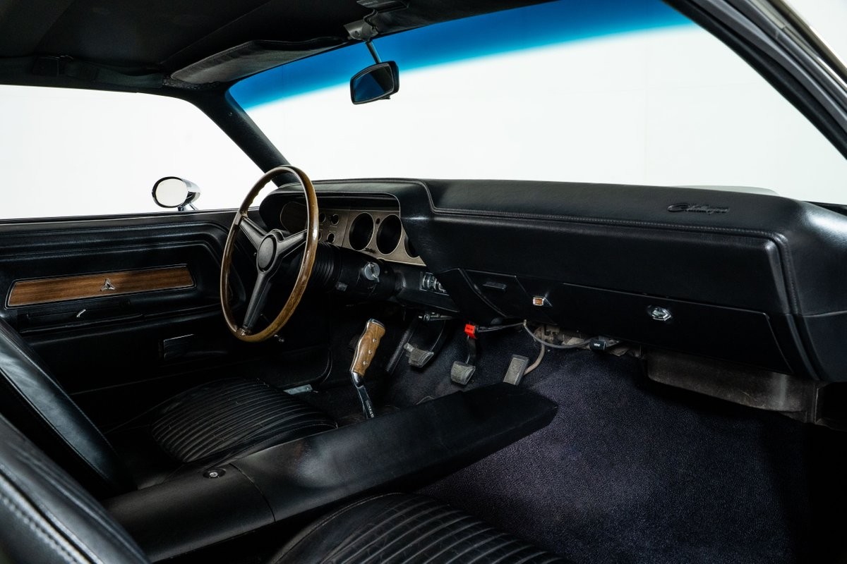 Dodge-Challenger-1970-Coupe-35