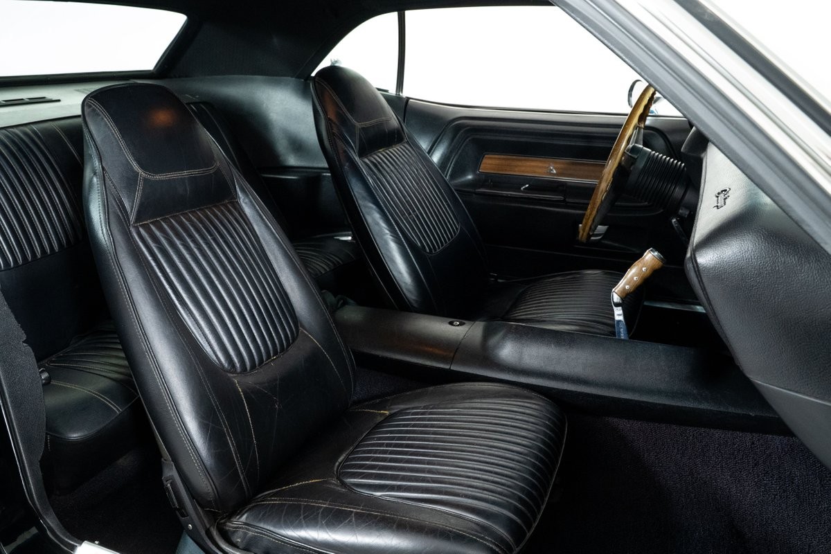 Dodge-Challenger-1970-Coupe-37