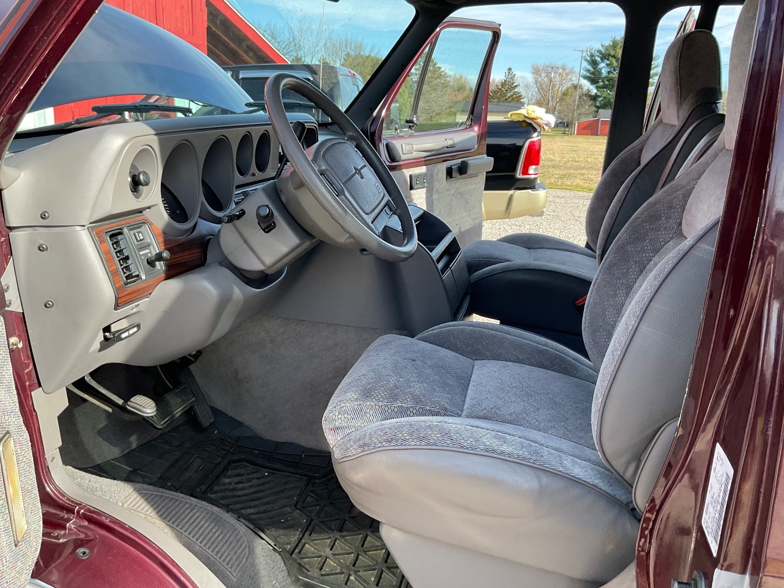 Dodge-Ram-Van-1996-Standard-Passenger-Van-3