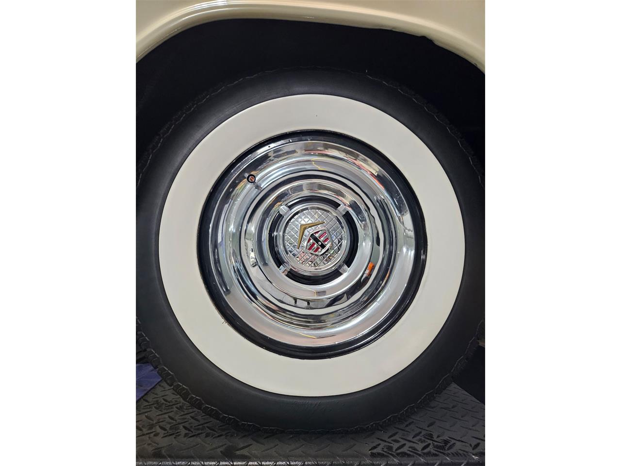 Dodge-Royal-lancer-1955-red-white-black-white-and-black-17