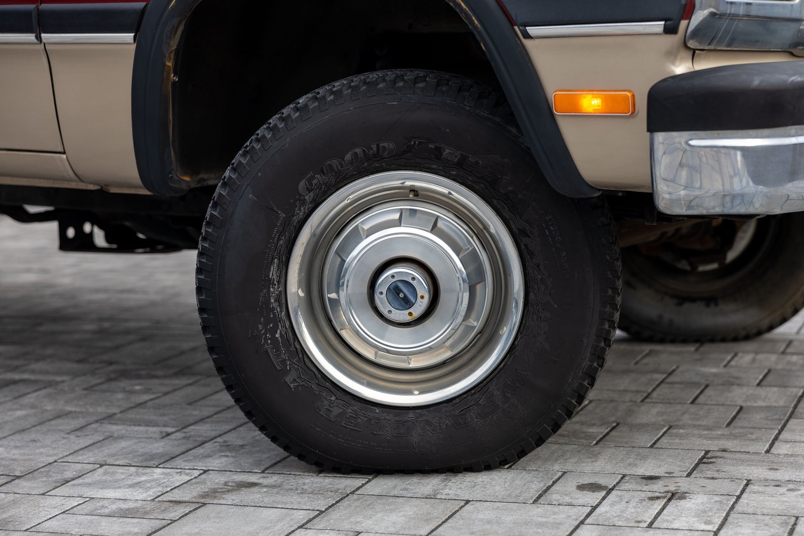 Dodge-W250-1993-Pickup-Truck-2