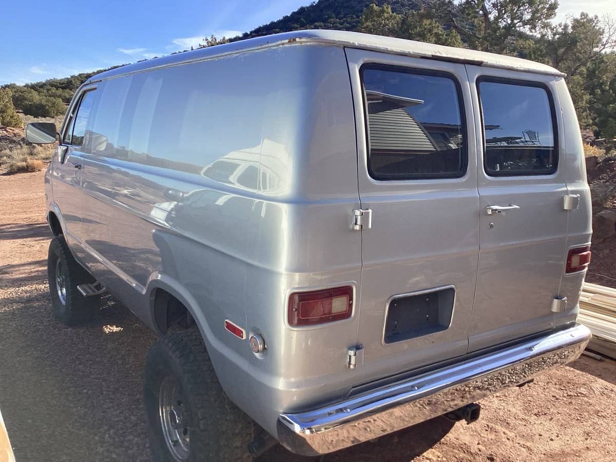 Dodge-b100-1976-silver-5