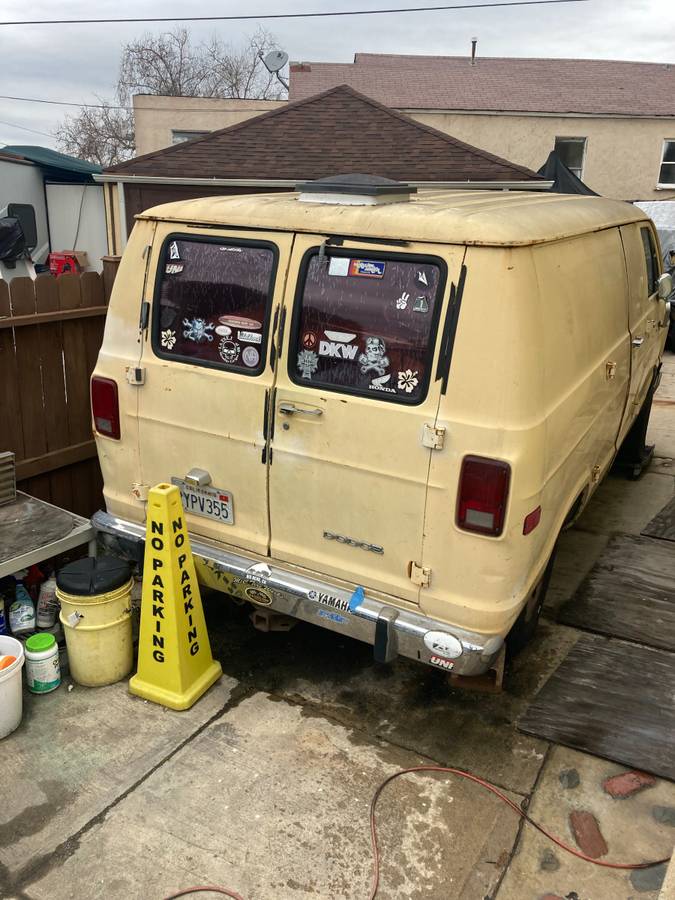 Dodge-b200-1979-yellow-1