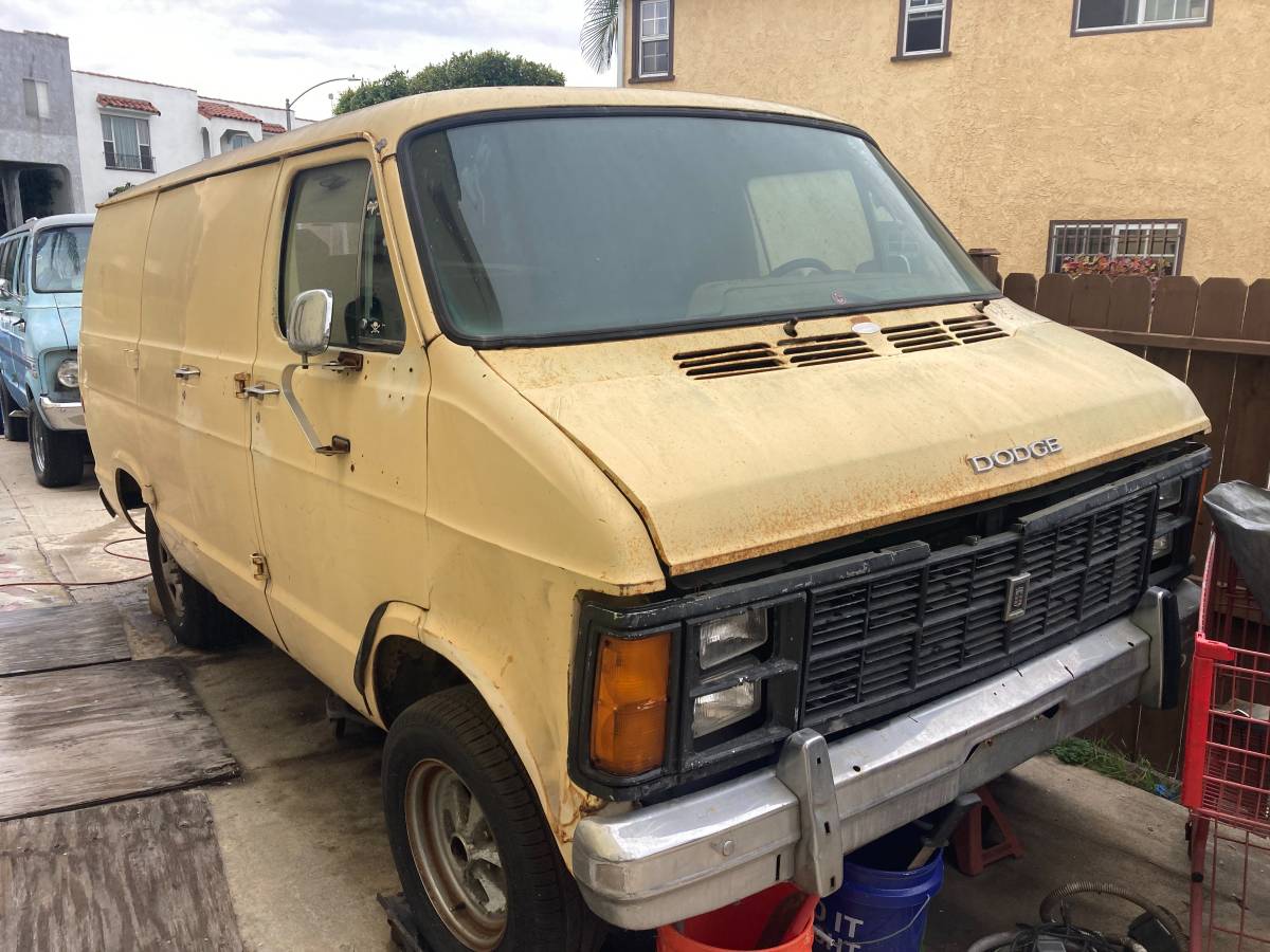 Dodge-b200-1979-yellow