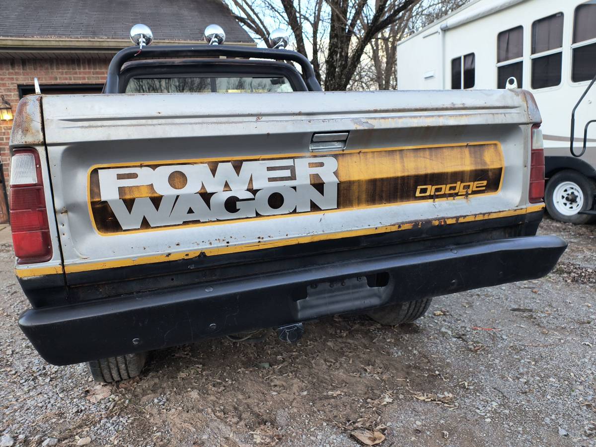 Dodge-d150-power-wagon-1978-silver-1