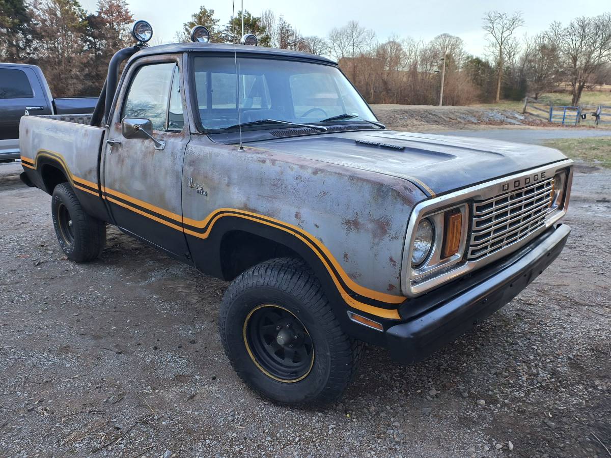 Dodge-d150-power-wagon-1978-silver-13