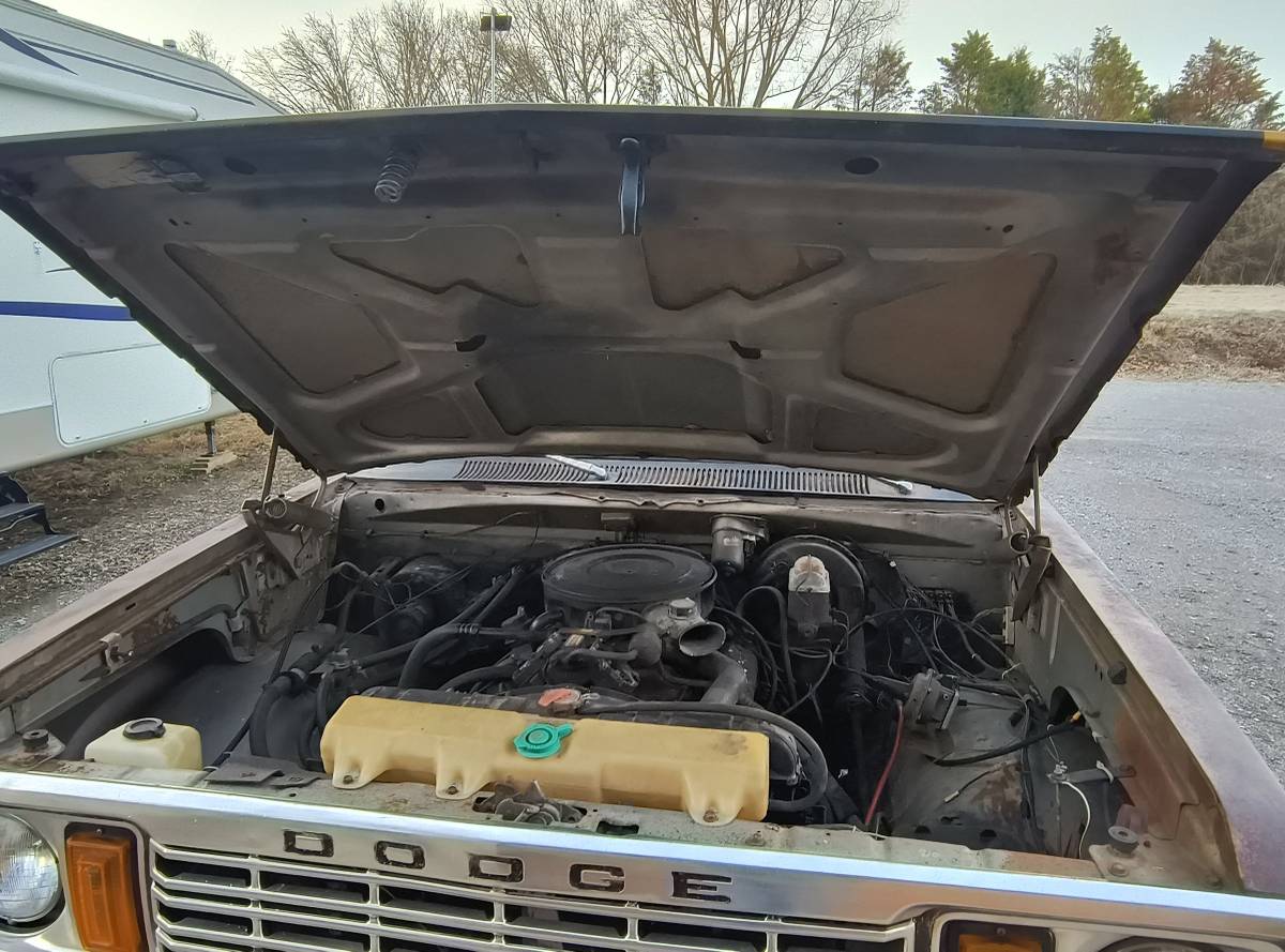 Dodge-d150-power-wagon-1978-silver-18