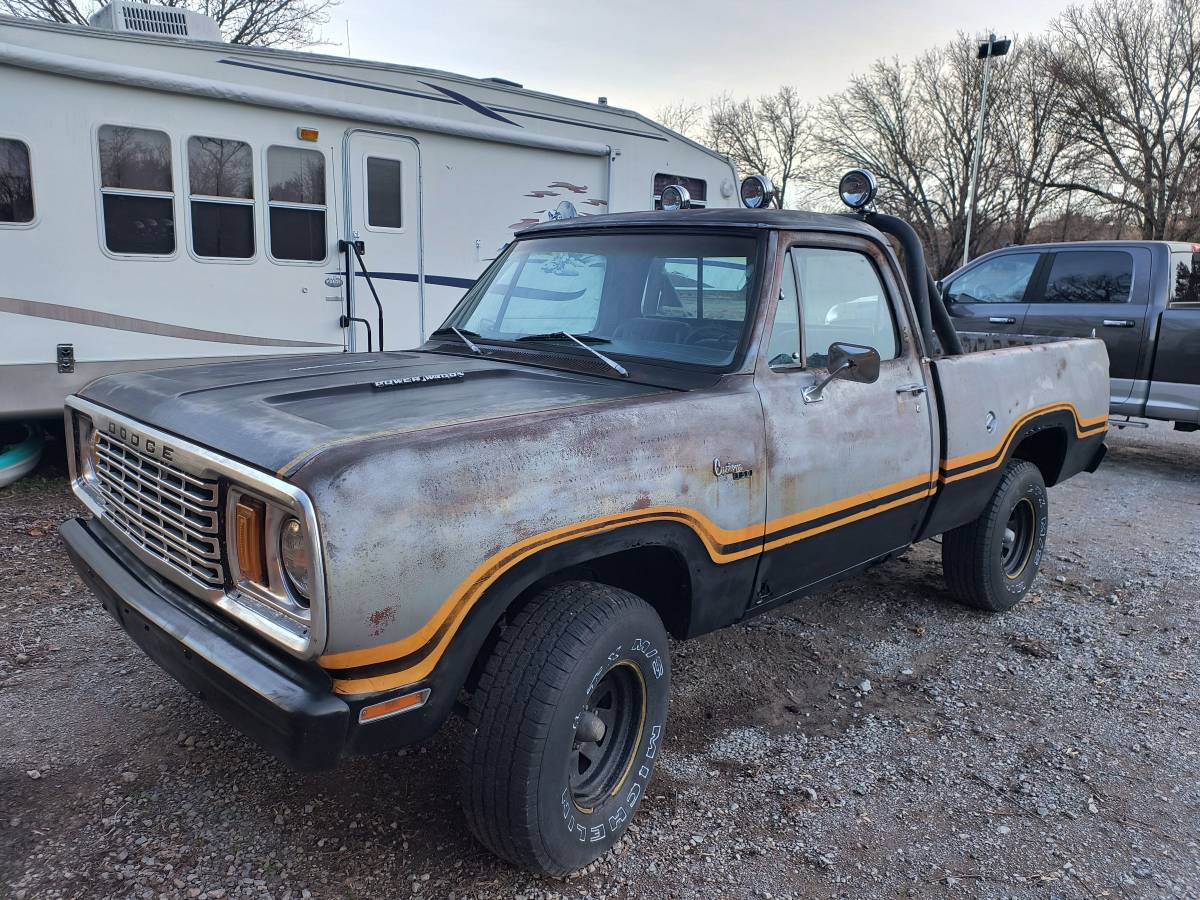 Dodge-d150-power-wagon-1978-silver-23