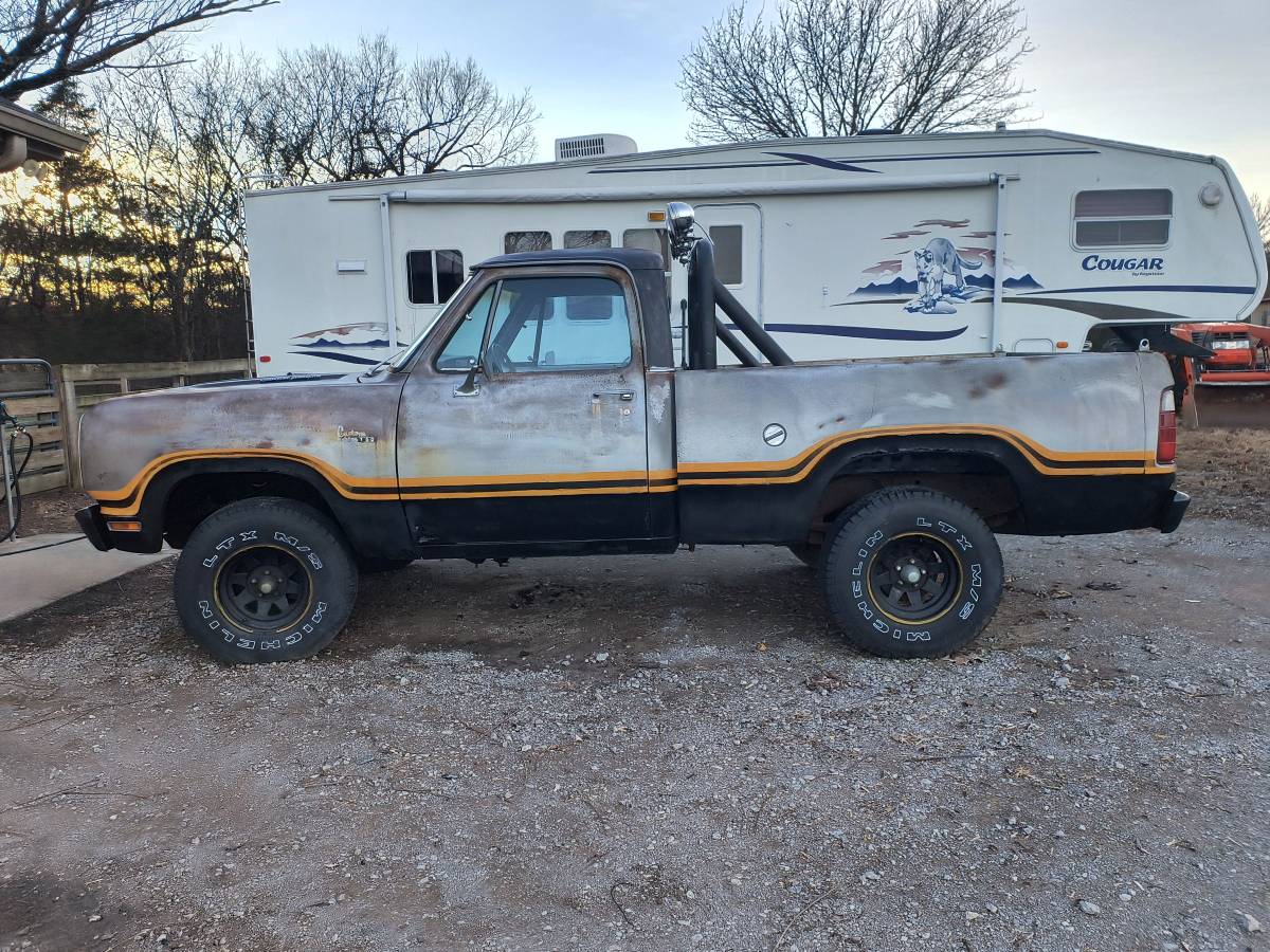 Dodge-d150-power-wagon-1978-silver-7