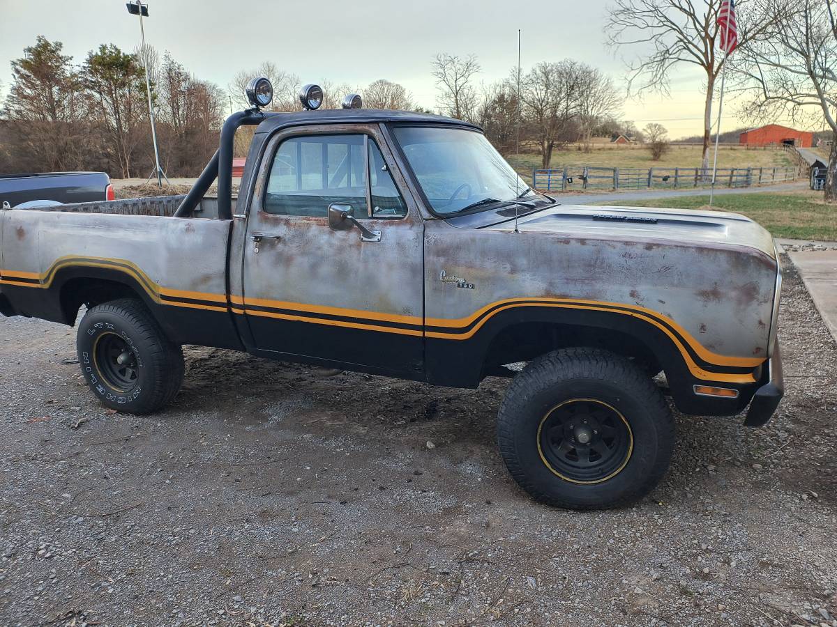 Dodge-d150-power-wagon-1978-silver-9