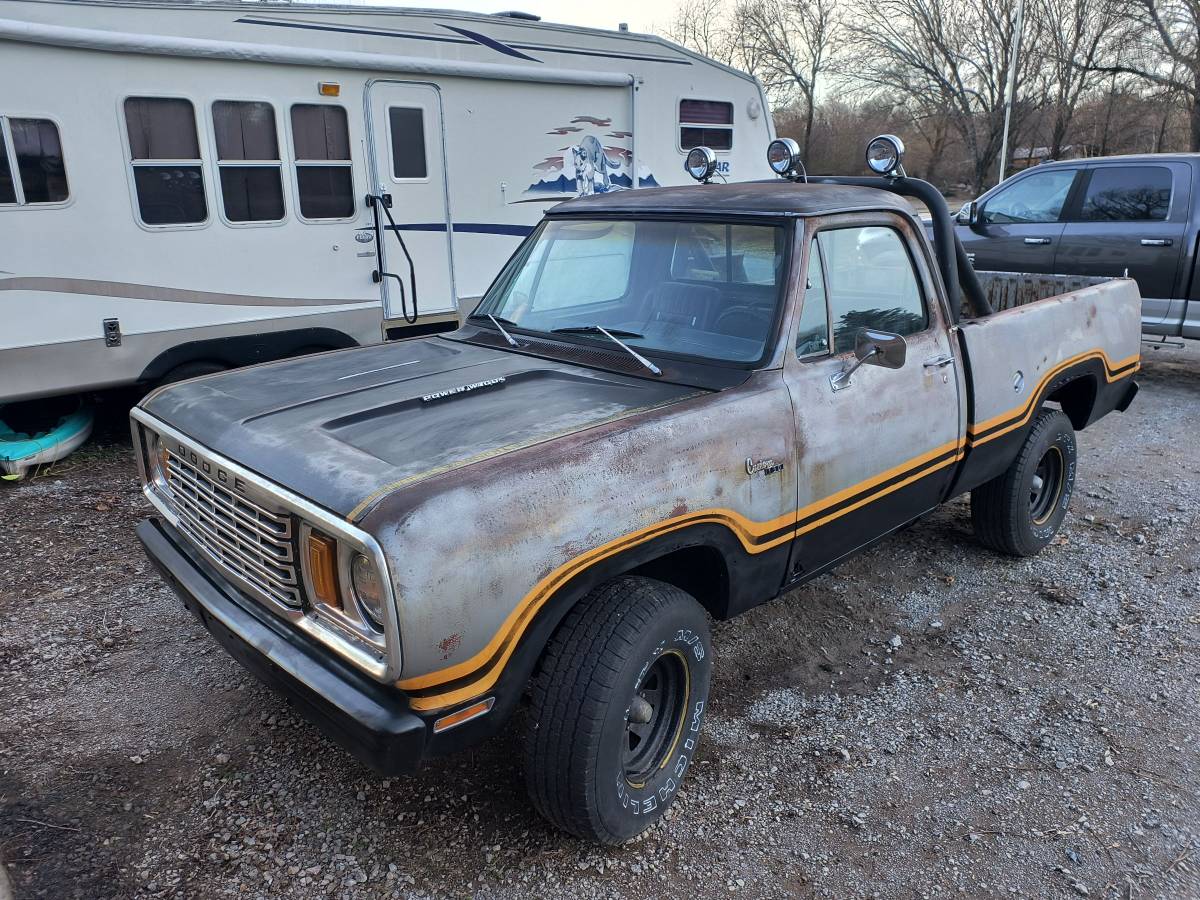 Dodge-d150-power-wagon-1978-silver