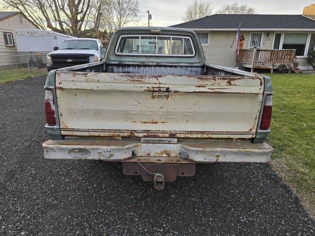 Dodge-d200-crew-cab-1975-green-10