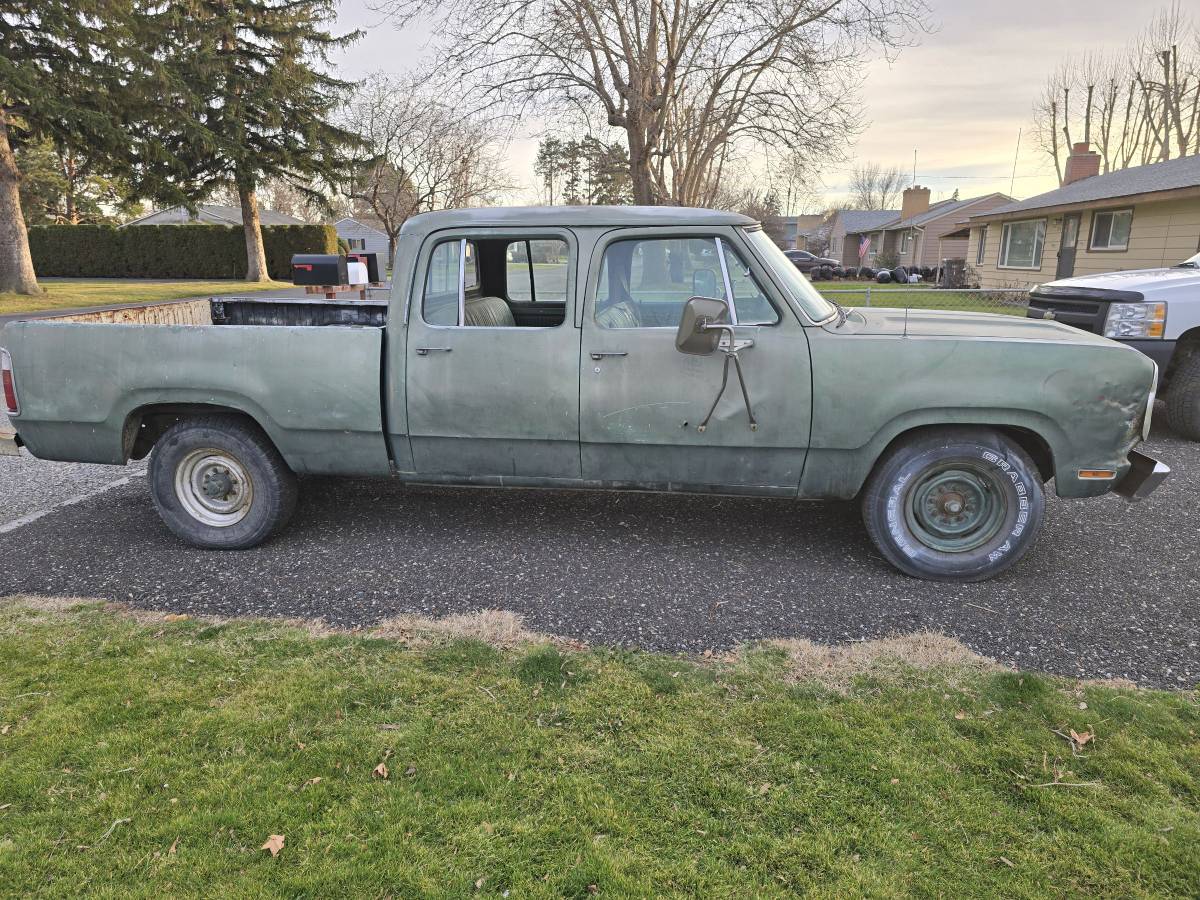 Dodge-d200-crew-cab-1975-green-2
