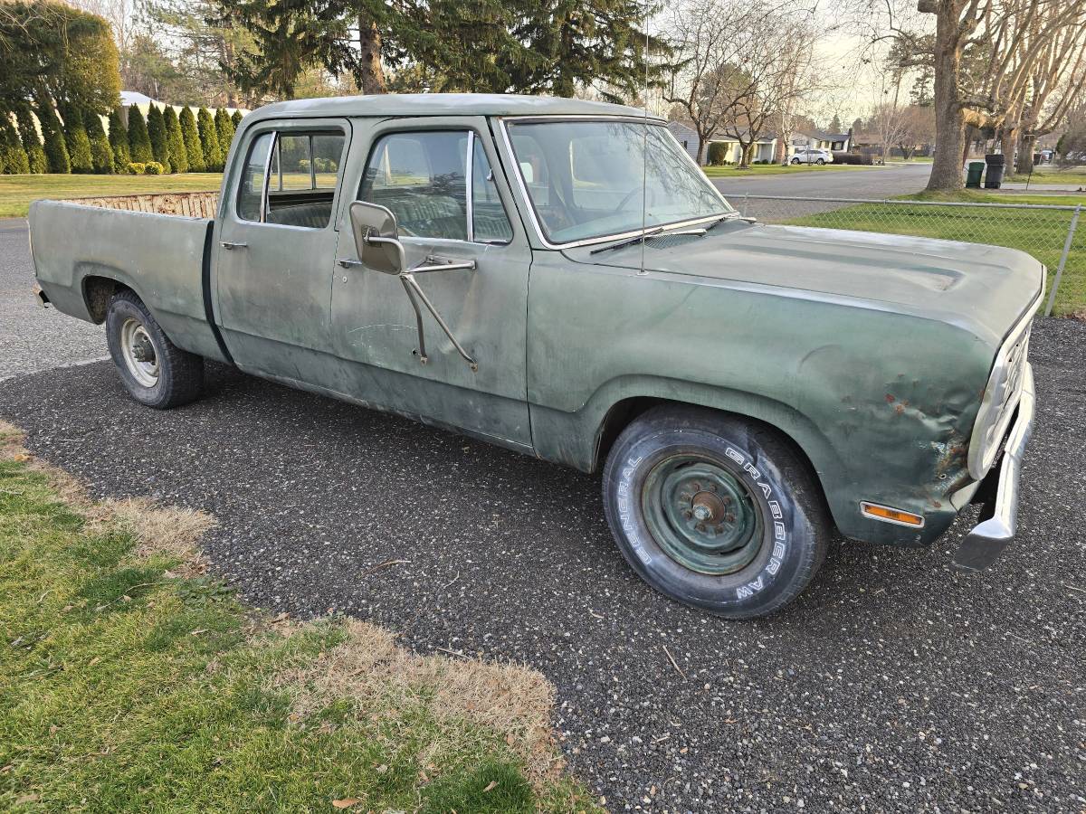 Dodge-d200-crew-cab-1975-green
