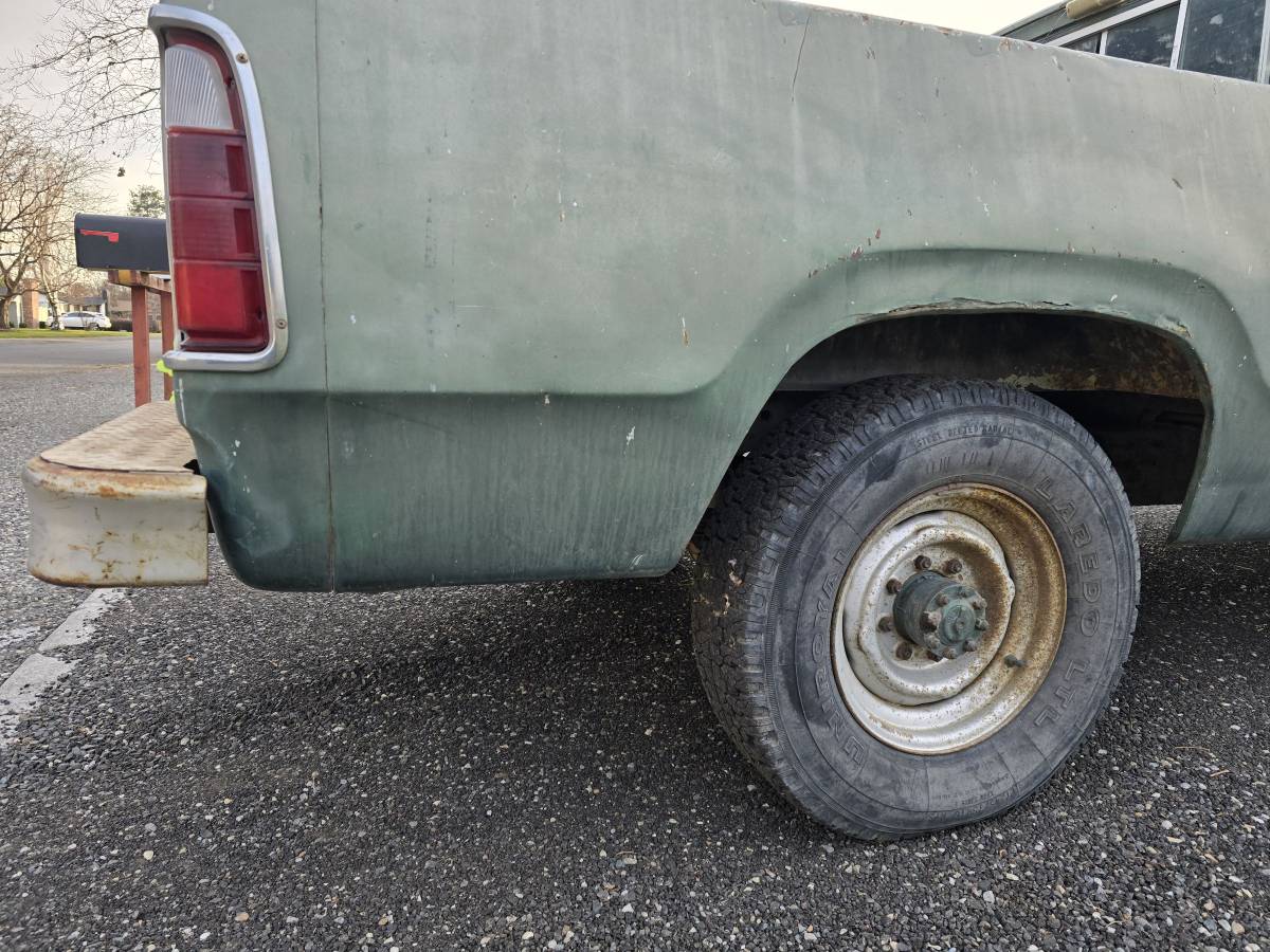 Dodge-d200-crew-cab-shortbed-1975-green-13