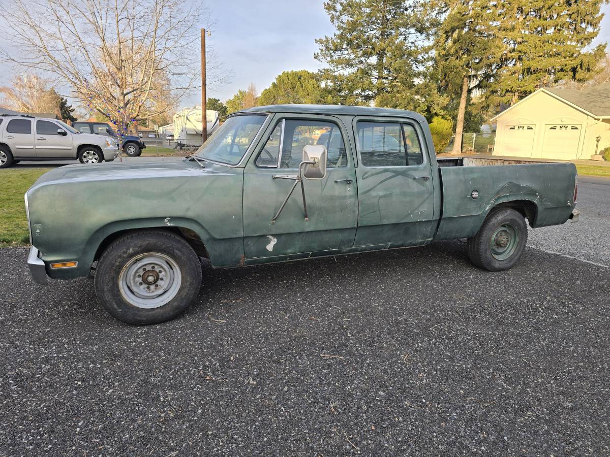 Dodge-d200-crew-cab-shortbed-1975-green-18
