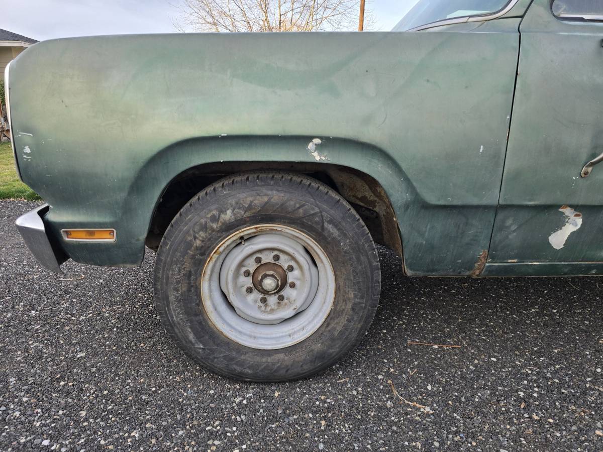 Dodge-d200-crew-cab-shortbed-1975-green-19