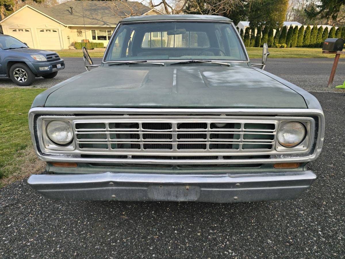 Dodge-d200-crew-cab-shortbed-1975-green-3