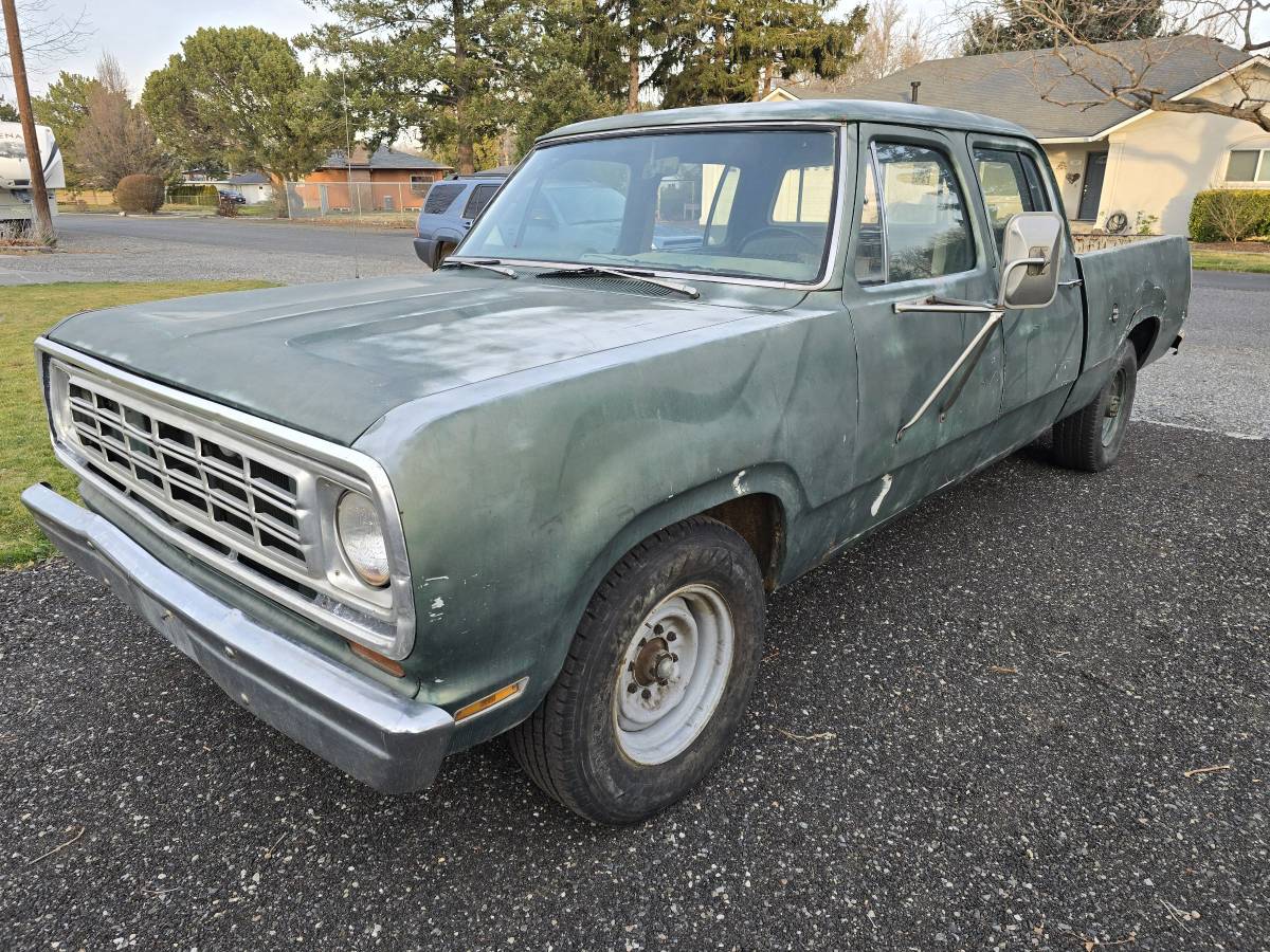Dodge-d200-crew-cab-shortbed-1975-green