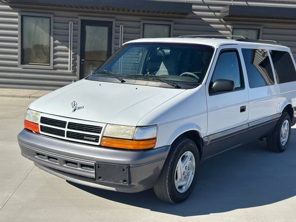 Dodge-grand-caravan-gt-1995-white-1