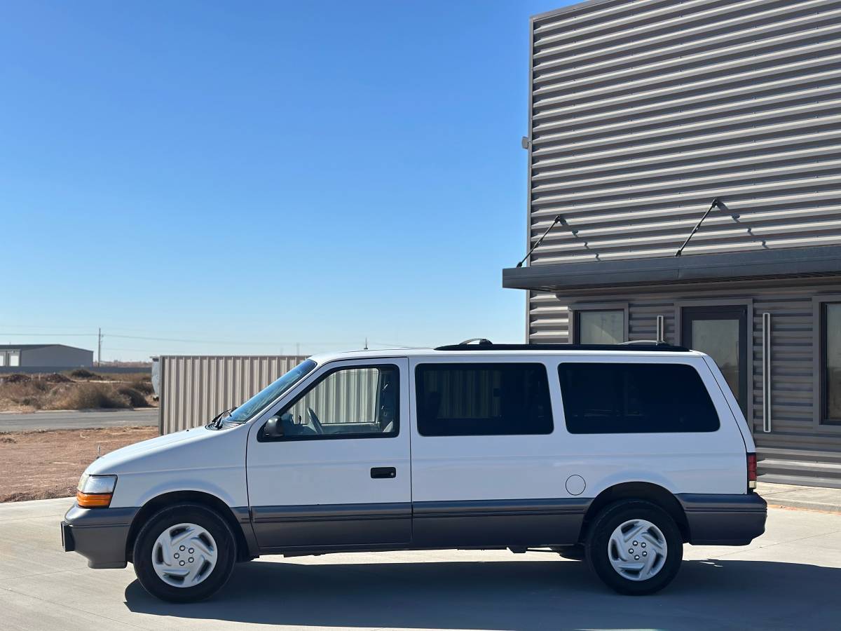 Dodge-grand-caravan-gt-1995-white-11