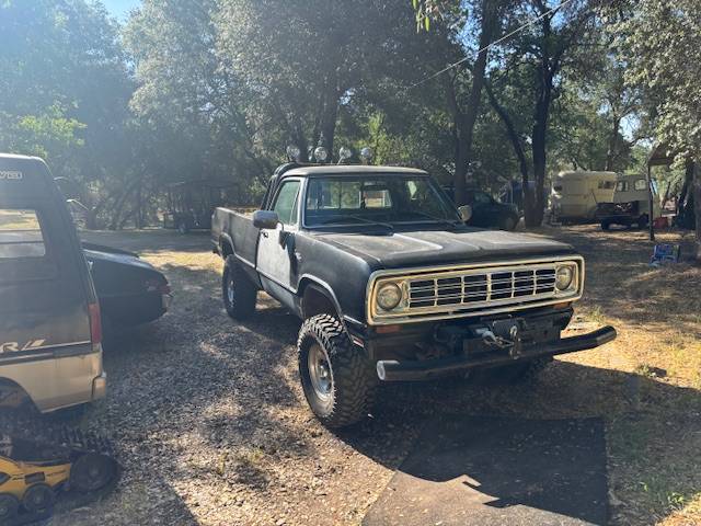 Dodge-power-wagon-1973-black-1