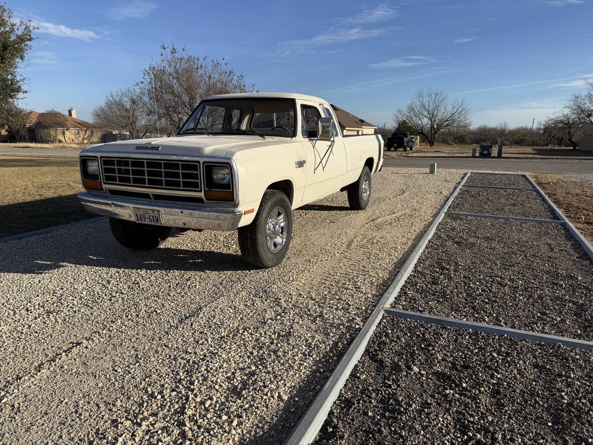 Dodge-ram-3500-1982-white-1