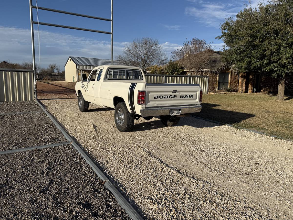 Dodge-ram-3500-1982-white-2