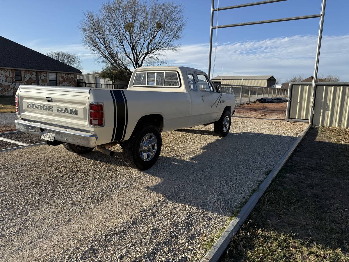 Dodge-ram-3500-1982-white-3