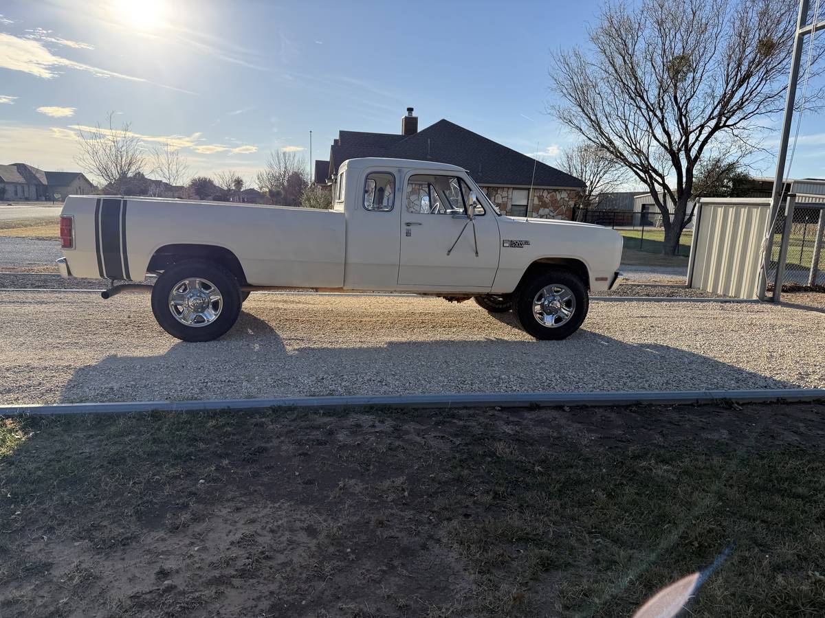 Dodge-ram-3500-1982-white-4