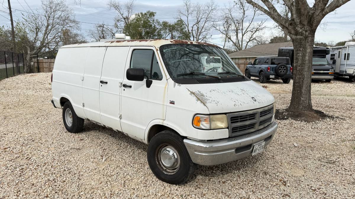 Dodge-ram-van-b1500-1995-white-3
