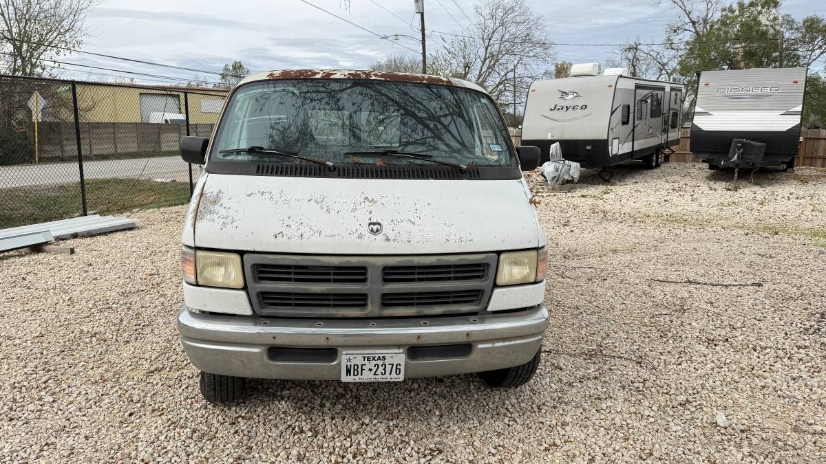 Dodge-ram-van-b1500-1995-white-4