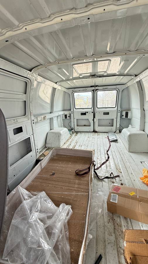 Dodge-ram-van-b1500-1995-white-9