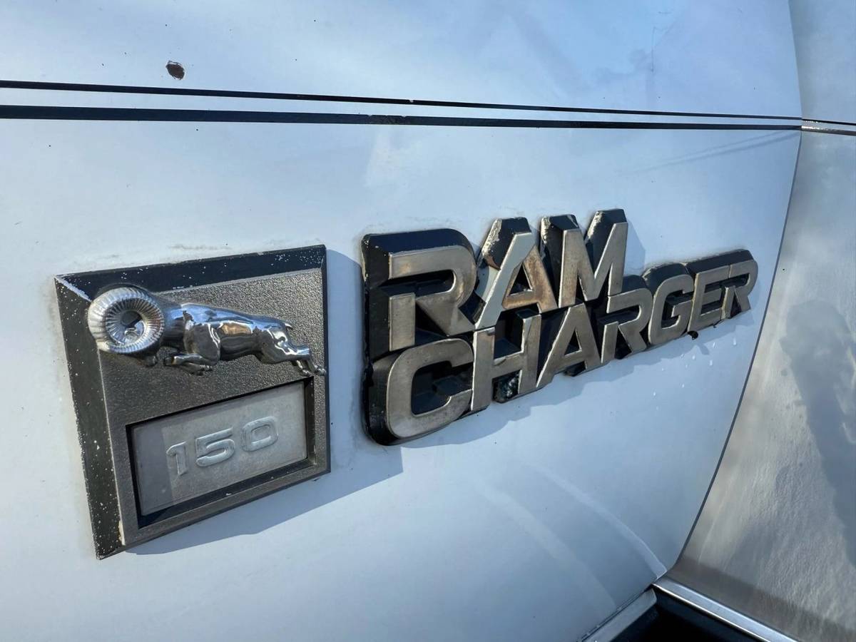 Dodge-ramcharger-150s-1990-23