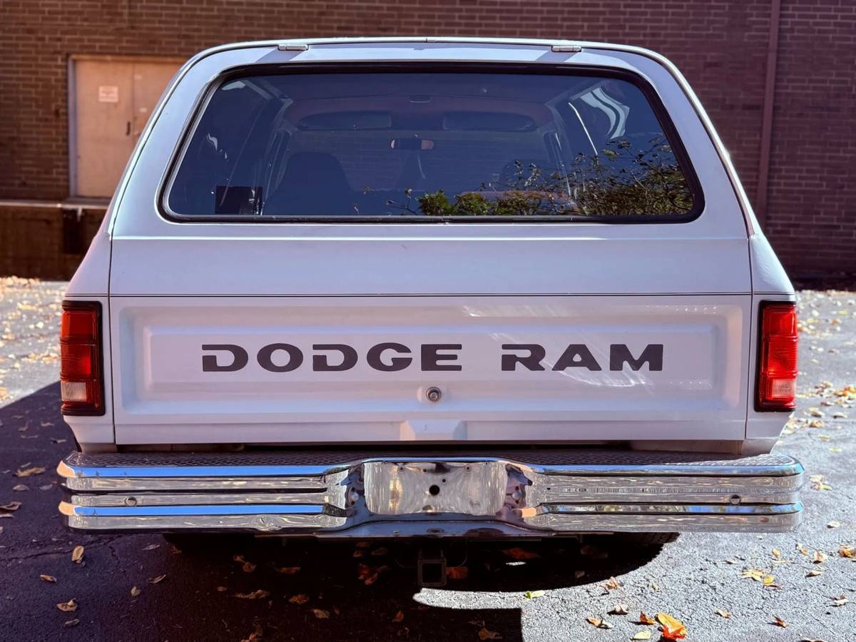 Dodge-ramcharger-150s-1990-7