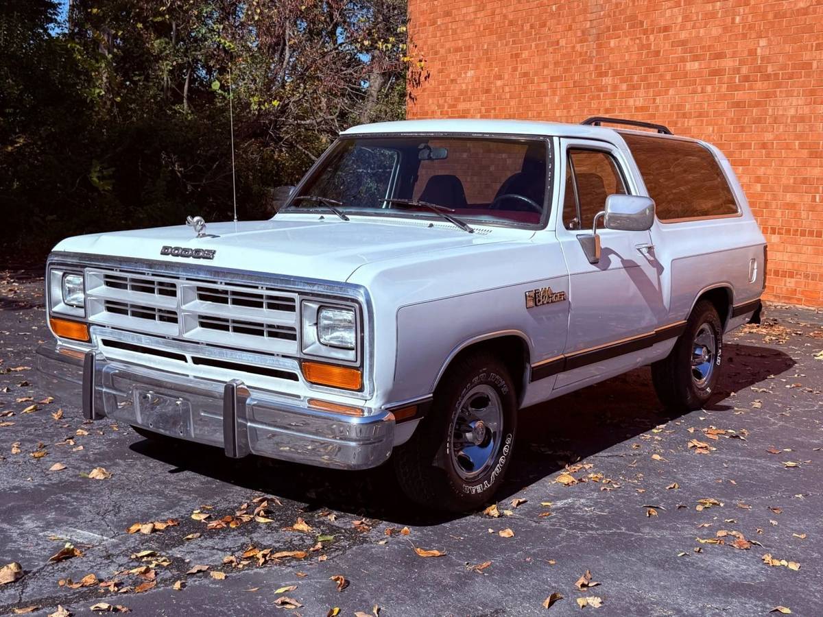 Dodge-ramcharger-150s-1990