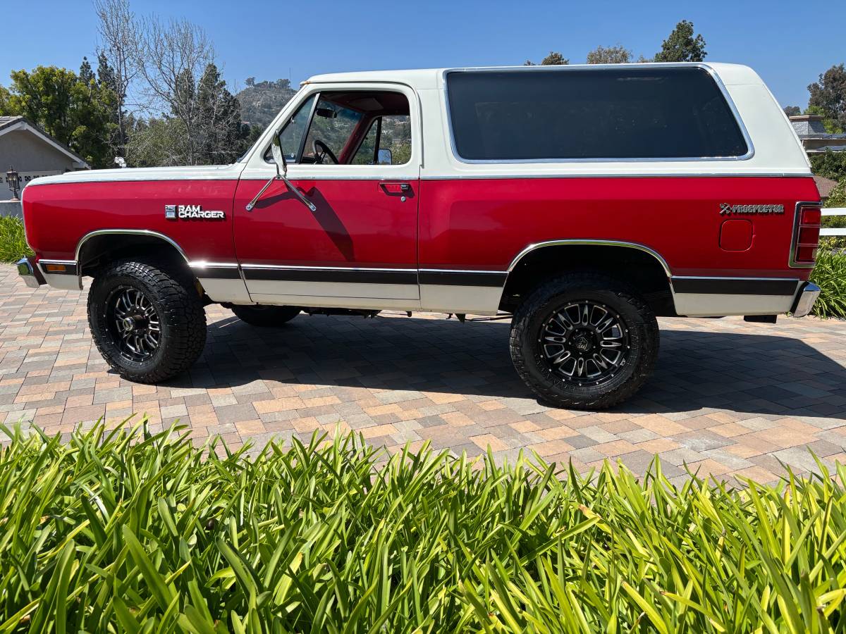 Dodge-ramcharger-prospector-1984-red-1