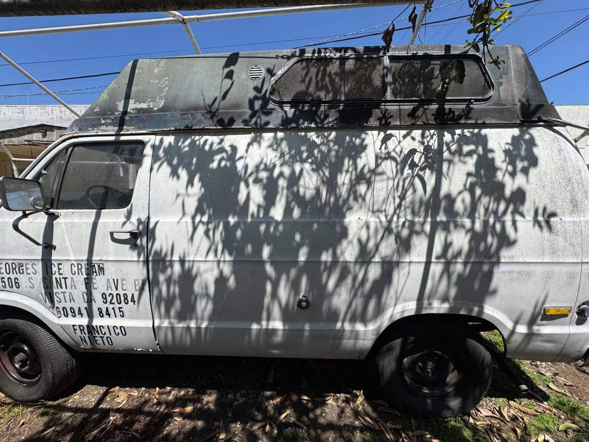 Dodge-tradesman-1972-white-5